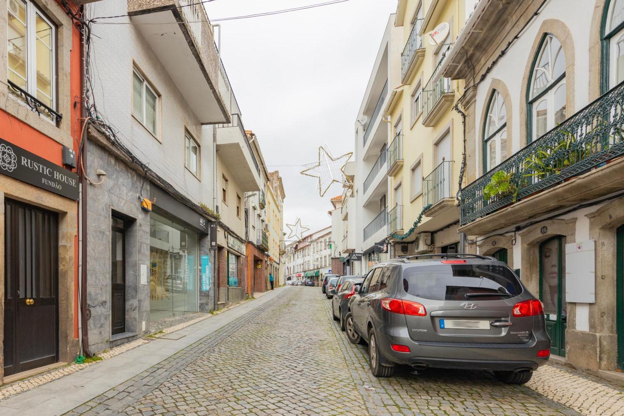 Cosy Remodeled Apartment In The City Center Fundao Exterior photo